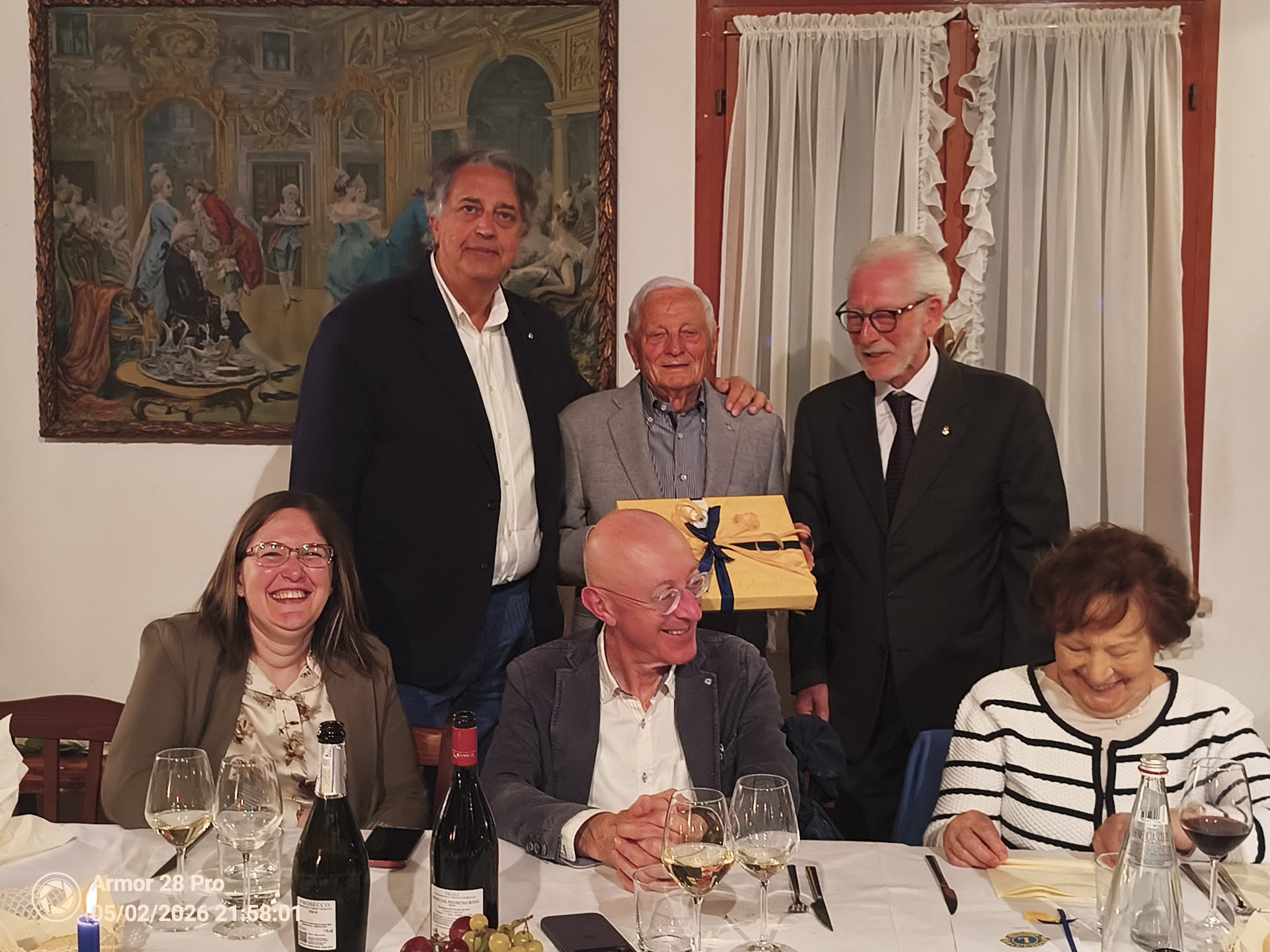 Giorgio riceve il regalo dei soci