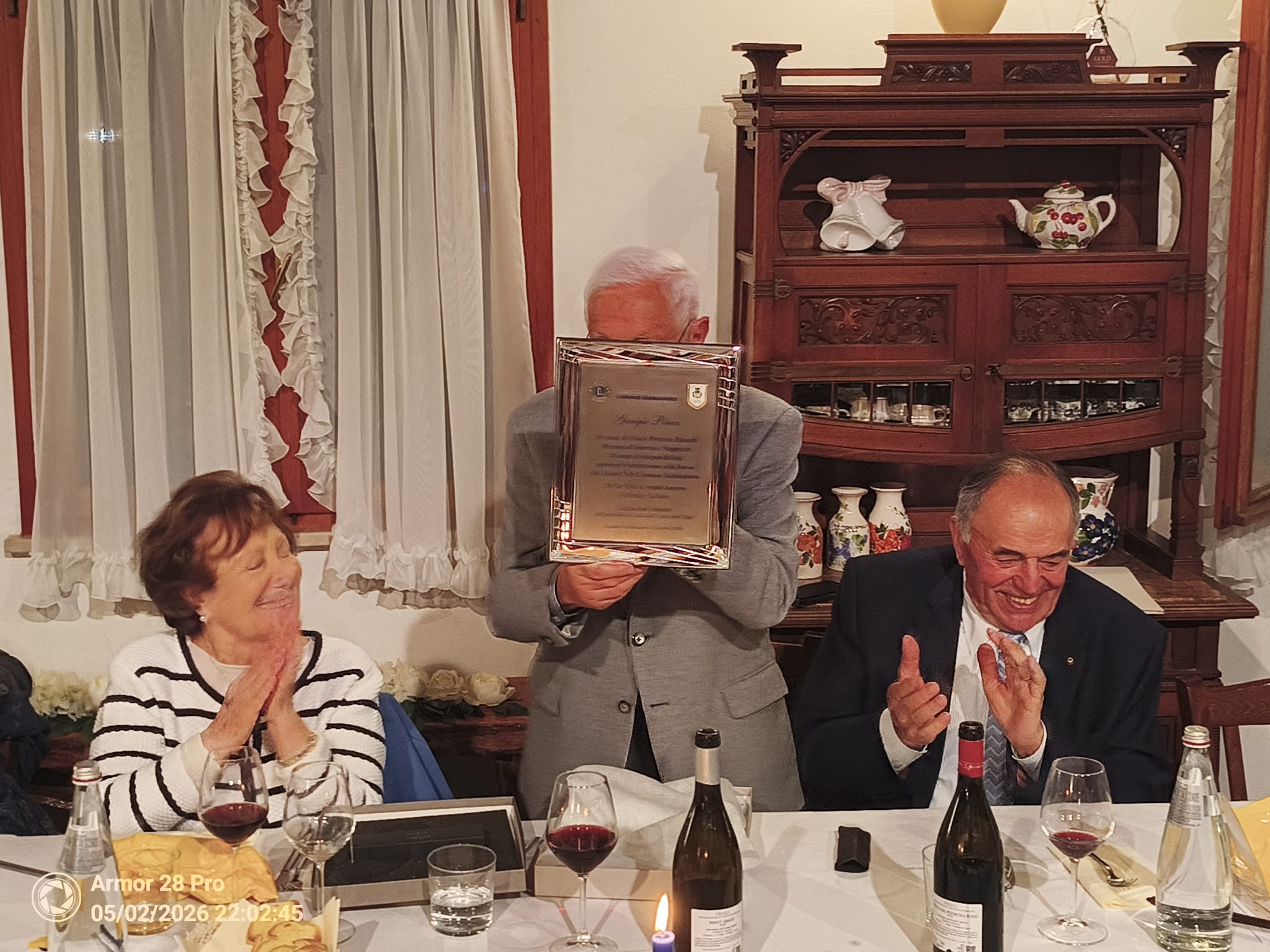 Giorgio mostra la cornice di Auguri